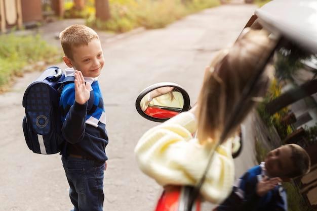 Почему детское автокресло ставится за водителем